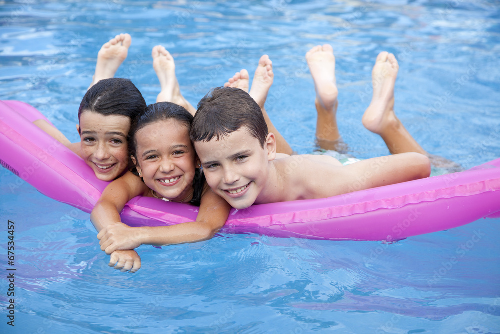 Niños en la piscina